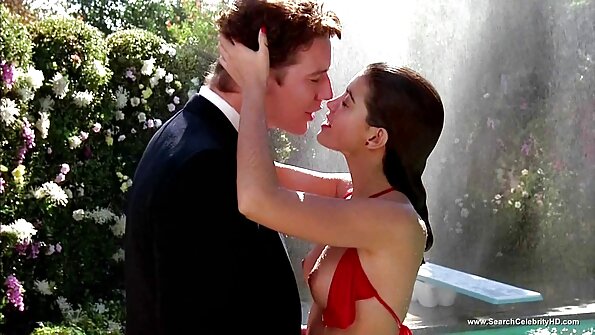 ایک شہوانی، شہوت انگیز بلی کے ساتھ ایک نوجوان brunette اس کے گیلے clit مساج کر رہا ہے