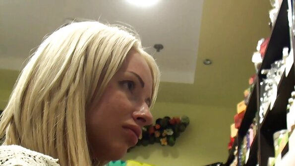 خوبصورت سنہرے بالوں والی hottie اس کے سوتیلے بھائی کی طرف سے مارا جاتا ہے