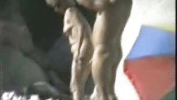 سیاہ کاک کم ایک سفید pussies کے اندر