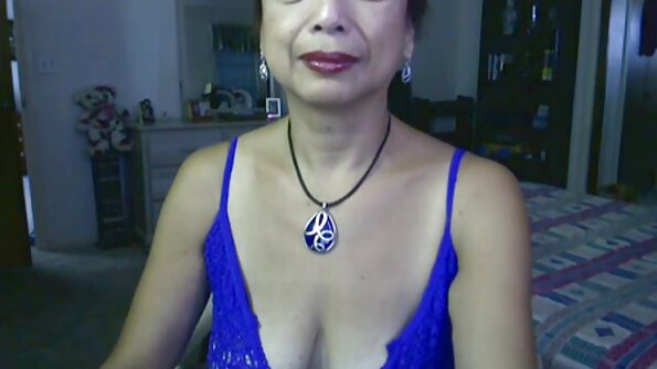 سنہرے بالوں والی بڑی چوچیوں کے ساتھ ایک بڑا لنڈ اس کی چوت لے رہا ہے