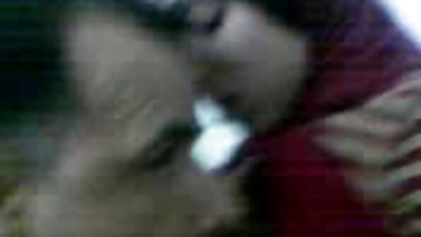 کیمرہ مین ایشیائی فلموں میں باتھ روم میں اپنے برہنہ جسم کو دھو رہا ہے۔