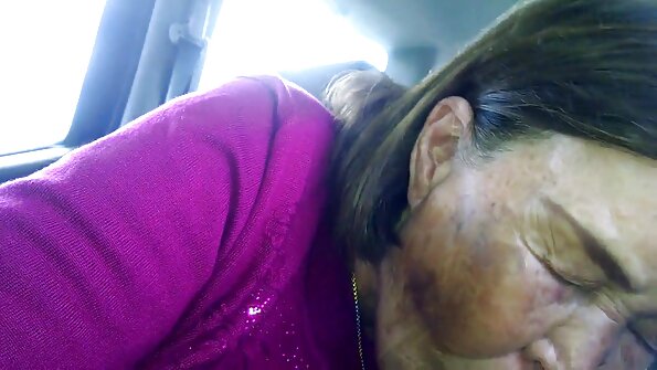 ایک بڑا لنڈ ایک پتلا اور ابھرے ہوئے چھوٹے جسم کے ساتھ گرم، شہوت انگیز لت لگا رہا ہے۔