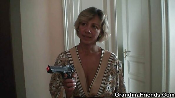 ایک کتیا اس کے لڑکے کو ایک بڑے پٹے کے ساتھ اندر داخل کرتی ہے جبکہ وہ چیخ رہا ہے۔