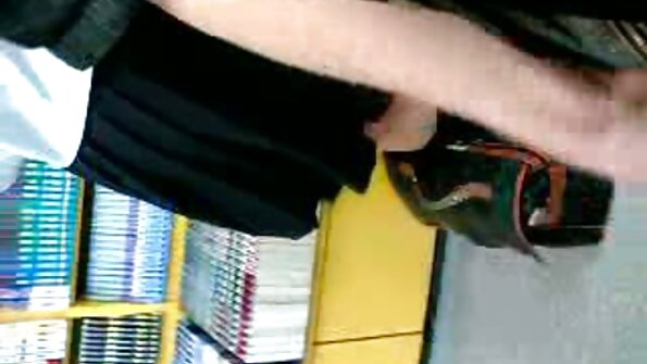 ایک brunette جو اسے پچھواڑے میں لے جاتا ہے وہ ایک لڑکے کو دھچکا کام دے رہا ہے۔