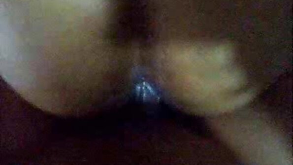 لمبی سفید جرابوں کے ساتھ ایک چوزہ یہاں بستر پر سخت چود رہا ہے۔