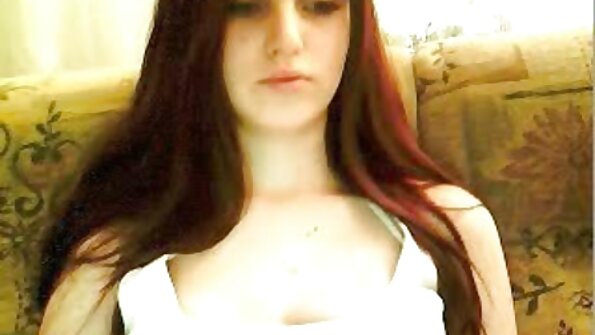 ایک خوبصورت brunette اس کی گیلی بلی کے اندر گہری ایک creampie ہو رہی ہے