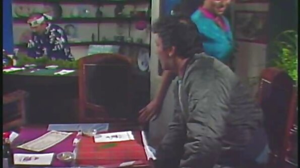 بڑی جعلی چھاتی کے ساتھ ایک مضبوط خوبصورتی ایک threesome میں ہے ، rammed