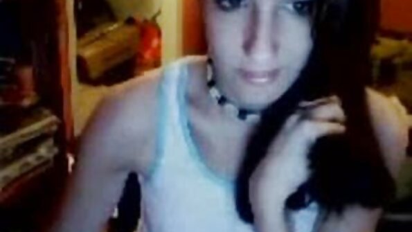 ایک لیٹنا اپنے بڑے کو اس لڑکے کے پیچھے منتقل کر رہی ہے جس پر وہ سوار ہے۔