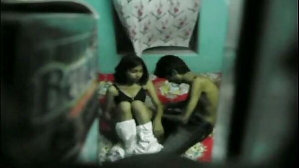 شیشے کے ساتھ ایک کوے بالوں والا بیب ننگا ہو جاتا ہے اور اپنے ساتھ کھیلتا ہے۔