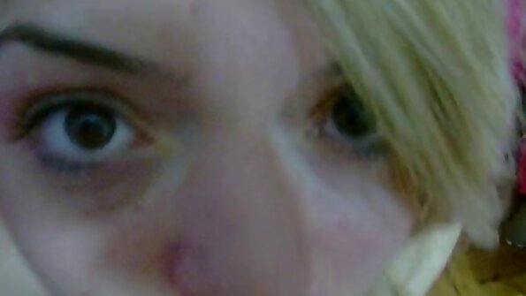 ایک سیکسی لڑکی سٹرپ کلب میں عریاں ہے ، ایک مرغی کا خیال رکھتی ہے۔