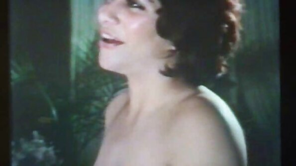 ایک چھوٹی چھاتی والا کالا ایک بڑے سخت چوٹی پر بیٹھا ہے۔