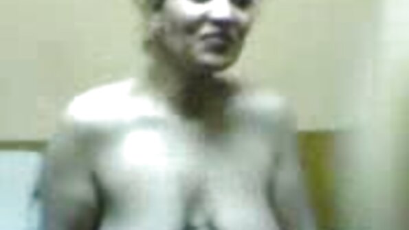 ایک بہت ہمت والی لڑکی نے اپنے گیلے اور سیکسی سنیچ میں ڈلڈو لگایا۔