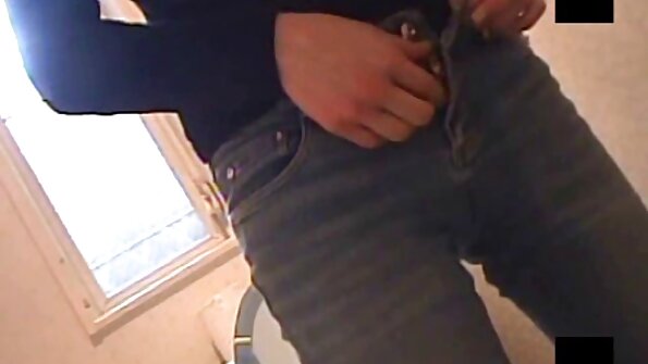 سیاہ اور سفید مرد شرارتی MILF کے ساتھ تینوں کے ساتھ رہتے ہیں۔