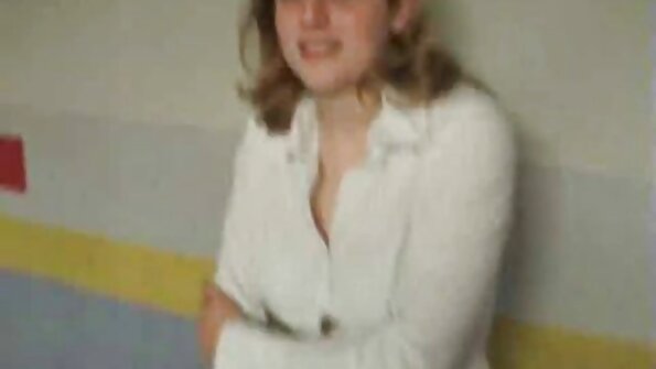 گورے اور سنہرے بالوں والی اپنے پہلے ہم جنس پرست مقعد کے تجربے سے لطف اندوز ہوتے ہیں۔