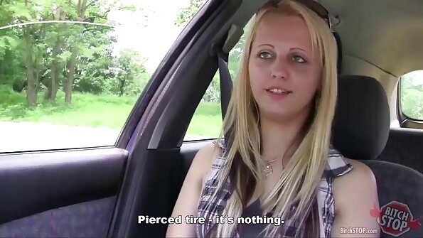 بیسٹی ریڈ ہیڈ خوشی سے سوتیلی بیٹی کے ساتھ شوہر کا ڈک بانٹ رہی ہے۔