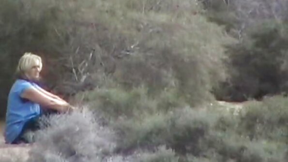 Busty عورت اس ویڈیو میں اپنی بڑی گدی میں چیزیں ڈالتی ہے۔