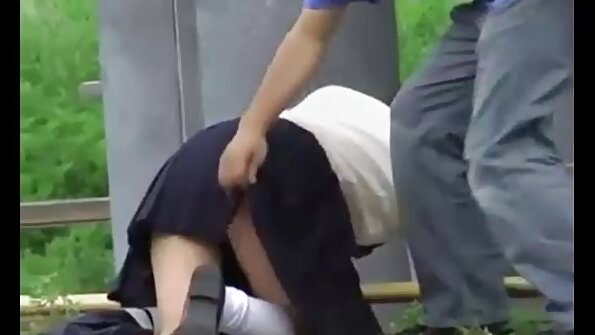 ایک بیوٹی اپنے جسم پر لوشن لگاتی ہے جب کہ جم میں، عریاں