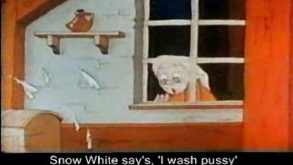 ایک اچھا گول گدا کے ساتھ ایک بڑا گدا bimbo پول کے پاس ہے، rammed ہو رہی ہے