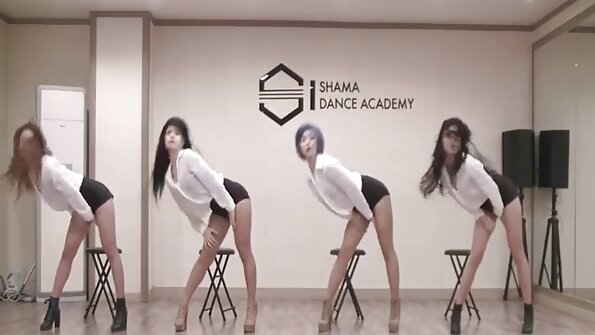 سیکسی گول گدھے کے ساتھ ایک bimbo بستر میں اچھی طرح سے بیوقوف بناتا ہے۔