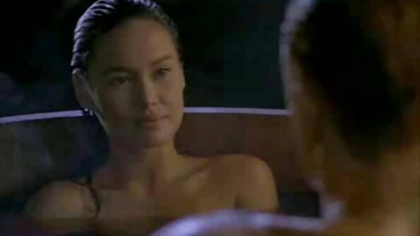 چھوٹے نپلوں کے ساتھ ایک سیاہ شہد ایک بڑے چٹکی کے ذریعے گھس رہا ہے۔