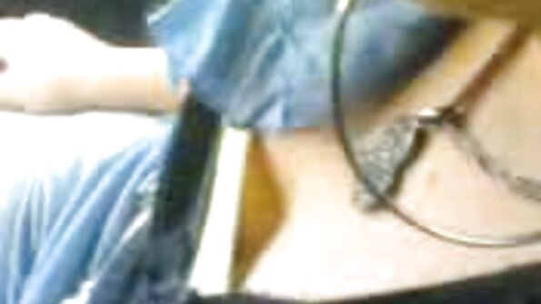 ایک لڑکی محسوس کرتی ہے کہ اس کی بڑی جعلی چھاتی نچوڑی جا رہی ہے جیسا کہ وہ بھاڑ میں جا رہی ہے۔