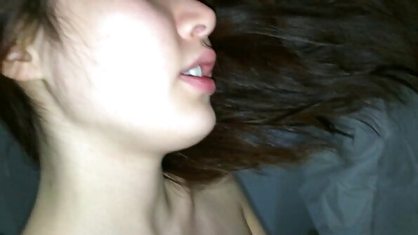 ایک جوڑا بستر پر ہے اور دونوں ایک شاندار وقت گزار رہے ہیں۔