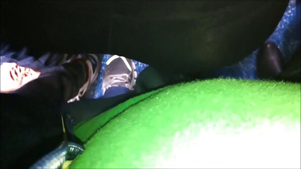 ایک لیٹنا جس میں بڑی چوچیاں اور نچلے نپل ہیں اپنے ساتھ کھیل رہے ہیں۔