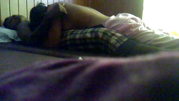 ایک شہوانی ، شہوت انگیز شہوانی ، شہوت انگیز نگل رہا ہے ایک threesome میں