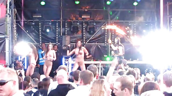 ایشیائی فاحشہ نے اپنی زبانی صلاحیتوں کا تجربہ اس گندے لڑکے سے کیا ہے۔