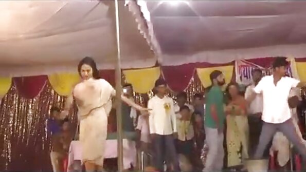 خوبصورت وٹنی ویسٹ گیٹ اس بڑے پیکر سے لطف اندوز ہوتا ہے۔