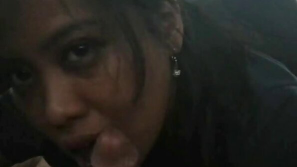 بڑے چھاتی والی برونیٹ للی لین کے پاس ٹھنڈے ٹیٹو ہیں اور سیکس کی بھوک ہے۔