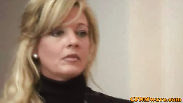 میٹھی pigtails میں سنہرے بالوں والی پیاری ایک مضبوط آدمی کی طرف سے مشکل fucked