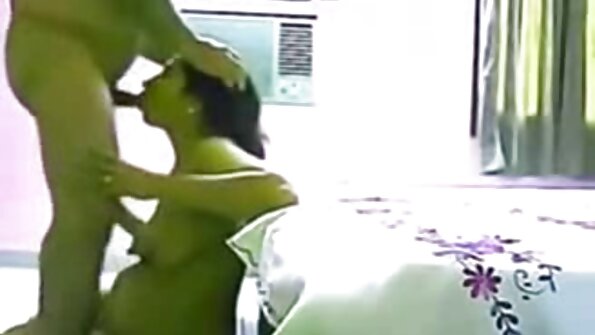 سنہرے بالوں والی خود کو ایک کار کے پچھلے حصے میں ایک مرغی کے خلاف دھکیل رہی ہے۔