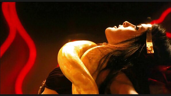 سنہرے بالوں والی ایک سولو ویڈیو میں ایک بڑی گلابی دلڈو کو اپنی بلی میں دھکیلتی ہے۔