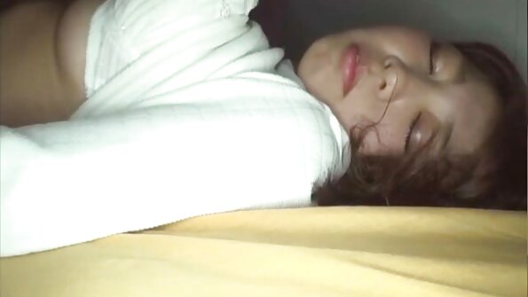 دلکش لونی ایونز نے اپنے بالوں میں پھول کے ساتھ چودا۔