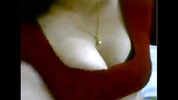 ایک بڑا گدا slut ایک ڈک کے اوپر بیٹھا ہے جو اسے گھس رہا ہے۔