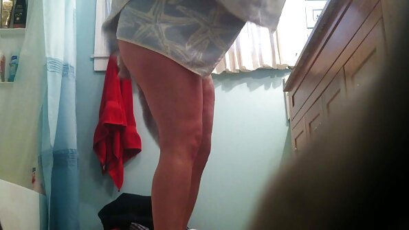 کچھ اچھی چھاتی والی کتیا اپنے چھاتی کو ایک ساتھ ہمارے سامنے دھکیل رہی ہے۔