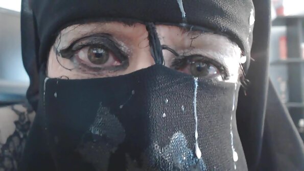 ایک سنہرے بالوں والی جس کی بڑی بڑی چوچیاں ہیں اس کے ہونٹ ایک بڑی چوٹی پر رکھے ہوئے ہیں۔