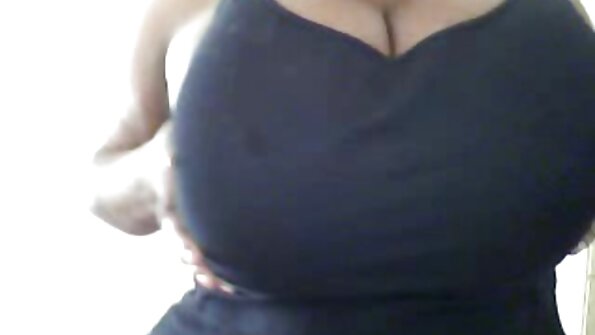 ایک سیکسی بلی کے ساتھ ایک brunette ایک بڑے سخت مرگا پر نیچے بیٹھا ہے