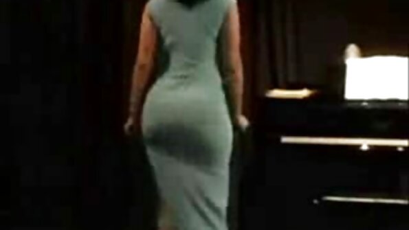 ایک پتلی گدی ایک سیکسی چھوٹی dildo کی طرف سے مساج ہو رہی ہے