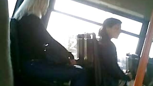 ایک نوجوان سنہرے بالوں والی عورت محسوس کرتی ہے کہ اس کا آدمی اس کے چھینٹے اور گدی میں داخل ہو رہا ہے۔