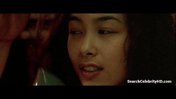 دھوکہ دینے والی بیوی شوہر کے ایشیائی عاشق کو ہم جنس پرست جنسی تعلقات میں شامل کرتی ہے۔