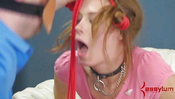 سنہرے بالوں والی کو ایک بڑی چبھن سے گھسایا جاتا ہے اور اسے جیز میں ڈھانپ دیا جاتا ہے۔