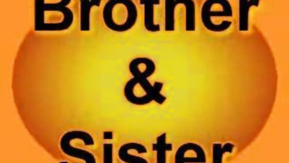 برونیٹ بیب پی او وی میں ہینگ بوائے فرینڈ کے ساتھ سی گیمز کرتی ہے۔