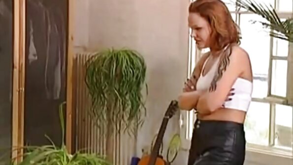 Brunette hottie کو ایک ہنگ اسٹڈ سے زور سے پیٹنا پڑتا ہے۔